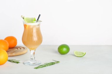 Hafif arka planda bir bardak lezzetli viski kokteyli.