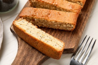 Ahşap tahta tahta üzerinde lezzetli haşhaşlı kek, yakın plan.