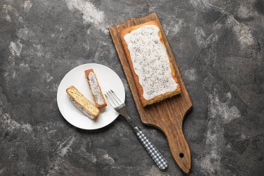 Koyu arkaplanda lezzetli haşhaşlı kek.