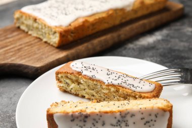 Masada lezzetli jöleli haşhaşlı kek tabağı