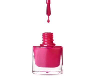 Beyaz arka planda damlayan tırnak cilası ile açılmış şişe ve fırça
