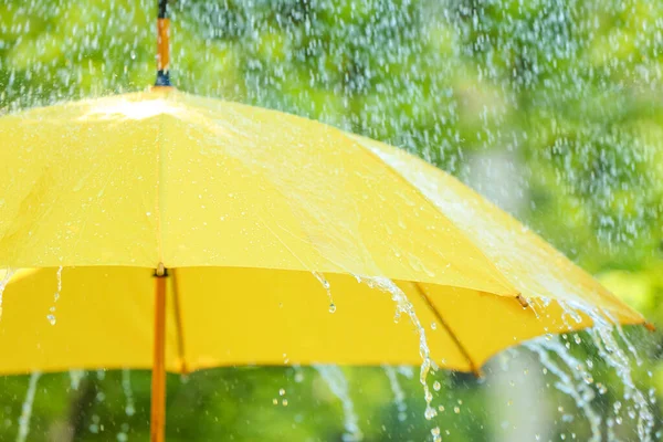 Paraguas Abierto Bajo Gotas Lluvia Cayendo Aire Libre — Foto de Stock