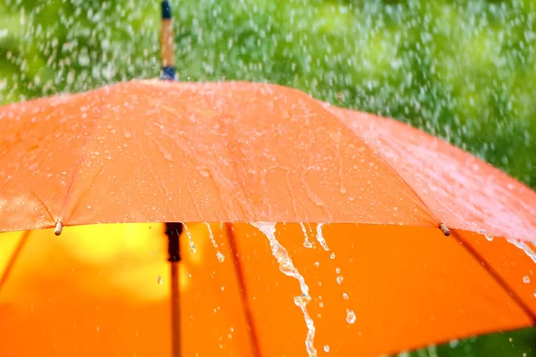 Paraguas Abierto Bajo Gotas Lluvia Cayendo Aire Libre —  Fotos de Stock