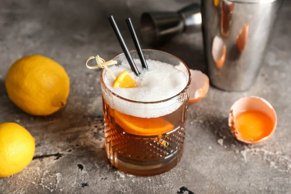 Glas Smakelijke Whisky Zure Cocktail Grunge Achtergrond — Stockfoto