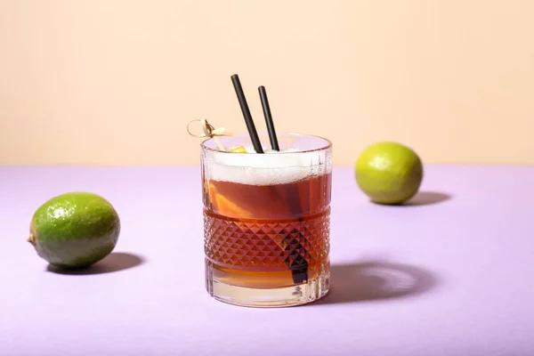 Glas Smakelijke Whisky Zure Cocktail Kleur Achtergrond — Stockfoto