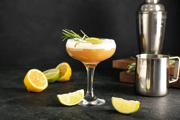 Glas Smakelijke Whisky Zure Cocktail Donkere Achtergrond — Stockfoto