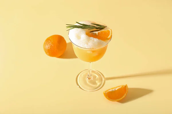 Glas Smakelijke Whisky Zure Cocktail Kleur Achtergrond — Stockfoto