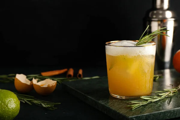 Glas Smakelijke Whisky Zure Cocktail Donkere Achtergrond — Stockfoto