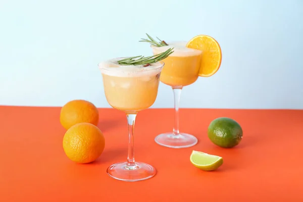 Gläser Mit Leckerem Whiskey Sauercocktail Auf Farbigem Hintergrund — Stockfoto