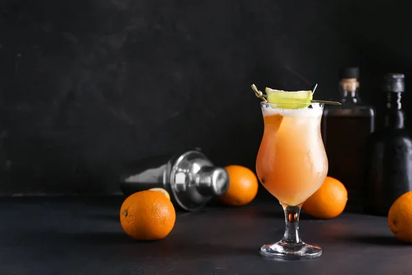 Glas Leckerer Whiskey Sauercocktail Auf Dunklem Hintergrund — Stockfoto