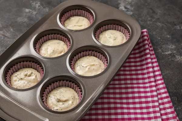 Bakning Tenn Med Okokt Vallmofrö Muffins Mörk Bakgrund — Stockfoto