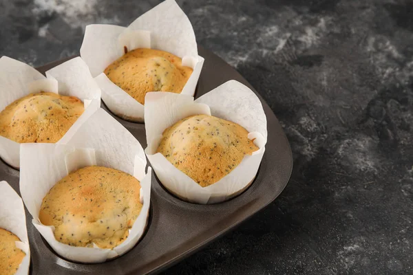 Backform Mit Leckeren Mohnmuffins Auf Dunklem Hintergrund — Stockfoto