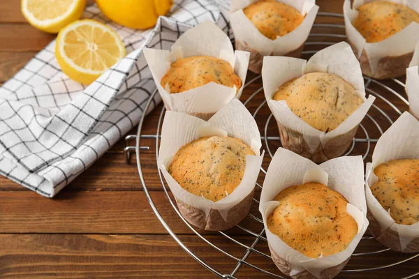 Kühlgitter Mit Leckeren Mohnmuffins Auf Holzuntergrund — Stockfoto