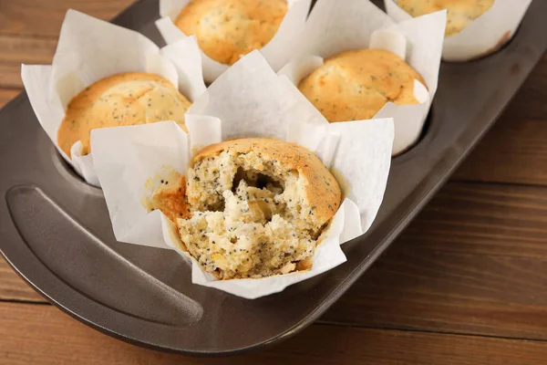 Scatola Forno Con Deliziosi Muffin Semi Papavero Sul Tavolo Legno — Foto Stock