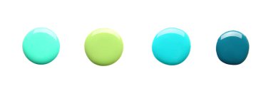 Beyaz arkaplanda tırnak cilası damlaları