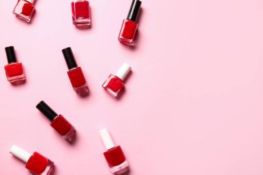 Renkli arka planda oje şişeleri