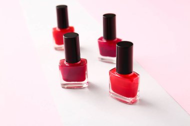 Arka planda oje şişeleri