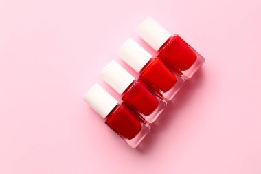 Renkli arka planda oje şişeleri