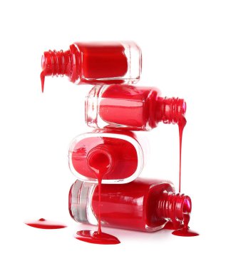 Beyaz arka planda açık tırnak cilası şişeleri yığını