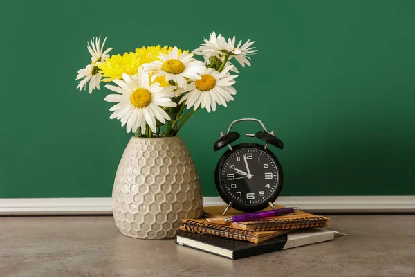 Çiçekli Vazo Çalar Saat Sınıftaki Masada Kırtasiye Malzemesi Öğretmenler Günü — Stok fotoğraf