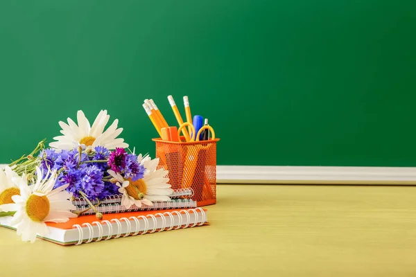 Beautiful Flowers Stationery Table Classroom Teacher Day Celebration — Stock Photo, Image