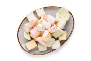 Beyaz arka planda lezzetli şekerleme tabağı