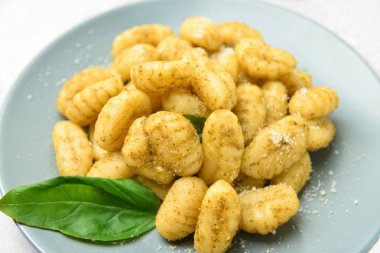 Masada lezzetli pesto gnocchi tabağı, yakın plan.