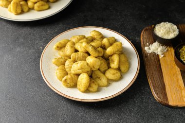 Koyu arkaplanda lezzetli pesto gnocchi tabakları