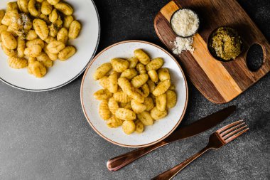 Lezzetli pesto gnocchi ile koyu arkaplanda kompozisyon