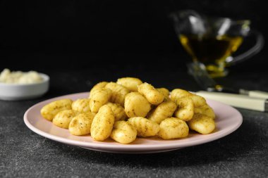 Koyu arkaplanda lezzetli pesto gnocchi tabağı.