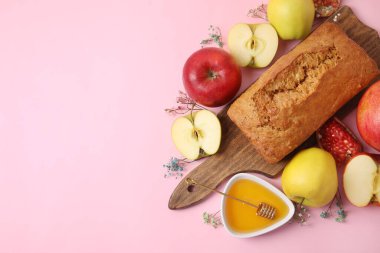 Ballı ekmek ve renkli arkaplanda meyveler. Rosh hashanah (Yahudi Yeni Yılı) kutlaması