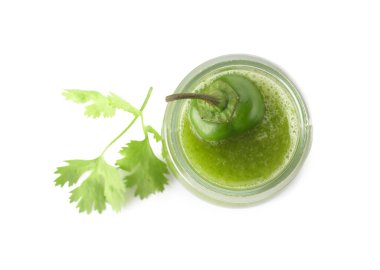 Beyaz arkaplanda cam domates sosu kavanozu