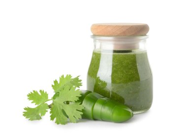 Beyaz arkaplanda cam domates sosu kavanozu