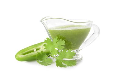 Beyaz arka planda bir sürahi domates sosu.