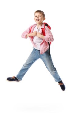 Beyaz arka planda zıplayan küçük okul çocuğu.