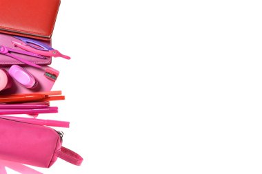 Beyaz arkaplanda kırtasiye seti