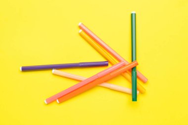 Renk arkaplanındaki renkli işaretler