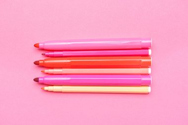 Renk arkaplanındaki renkli işaretler