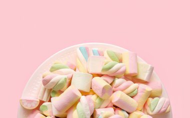 Renkli arka planda lezzetli şekerleme tabağı, yakın plan