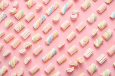 Renkli arkaplanda lezzetli marşmelovlar