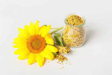 Işık arkaplanındaki arı poleni kavanozu