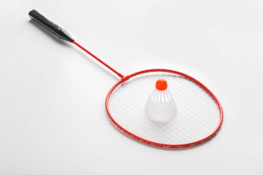 Badminton raketi ve beyaz arka planda mekik penisi