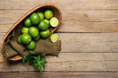 Ahşap arka planda lezzetli limonlu sepet.