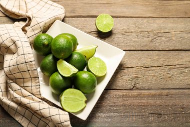 Ahşap arka planda lezzetli limonlu tabak.