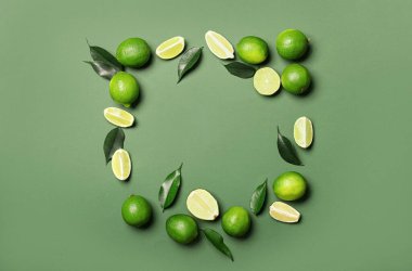 Renkli arkaplanda lezzetli limonlardan yapılmış çerçeve