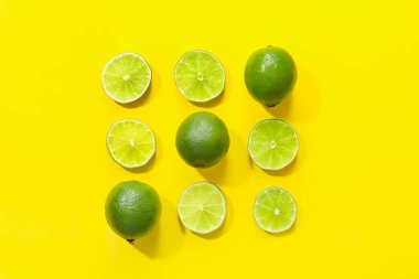 Renkli arka planda lezzetli limonlar