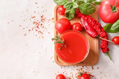 Hafif arka planda bir bardak lezzetli domates suyu.