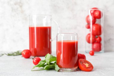 Hafif arka planda bir bardak lezzetli domates suyu.