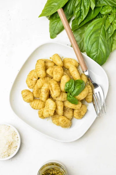 Komposition Mit Schmackhaften Pesto Gnocchi Auf Hellem Hintergrund — Stockfoto