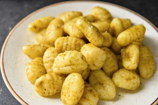 Masada lezzetli pesto gnocchi tabağı, yakın plan.